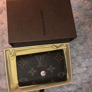 Louis Vuitton 6 key ring holder